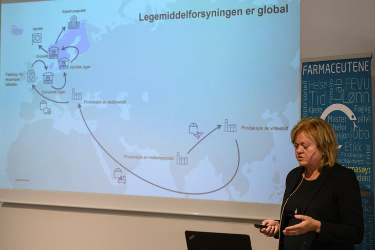 Komplisert og globalt: Kirsten Hjelle i Helsedirektoratet påpekte at det er en del vi kan gjøre i Norge for å trygge legemiddelberedskapen, men det er også mye vi ikke har direkte kontroll over. Foto: Tore Rasmussen Steien