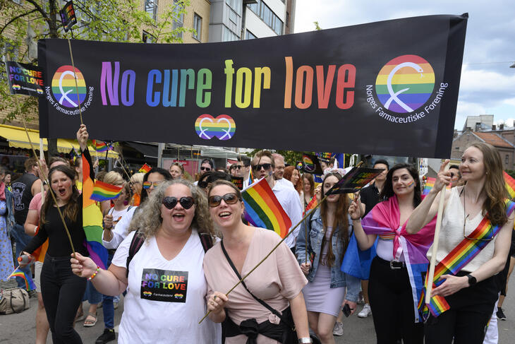 Happy Pride!: Leder Rønnaug Larsen (til venstre) og generalsekretær Greta Torbergsen strålte over å kunne lede foreningen i sin første Pride-parade. Foto: Tore Rasmussen Steien