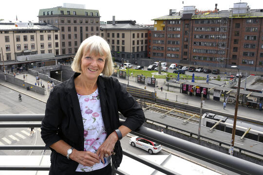 Ellen Finstad: Apotekfarmasiens blide røde tråd
