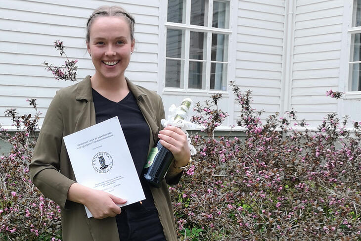 Provisorfarmasøyt: Anja Hjortland kunne i sommer feire fullført mastergrad og en interessant oppgave om legemiddelbruk. Foto: Privat