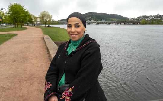 Walaa Abuelmagd: Krever sin plass som bunadkledd og hijabbærende farmasøyt i Norge