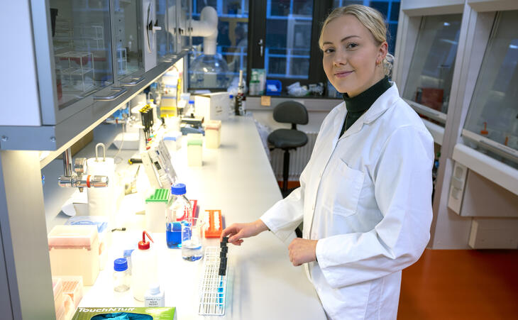 Trives på laben: Kine Bergh Hvidsten har jobbet mye på laben under studiet. Nå gleder hun seg til å komme ut i arbeidslivet og bruke det hun har lært. Foto: Tore Rasmussen Steien