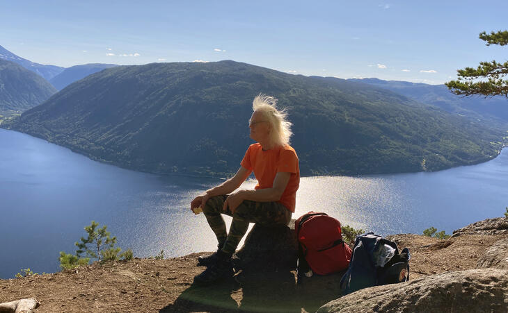 Nyter naturen: Arild Christian Rustan er glad I å være ute i ­naturen. Her nyter han utsikten fra Gjuvhovd i Telemark. Foto: Privat