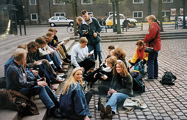 Pinsestevnet: Det tradisjonelle stevnet har i mange år vært en begivenhet for studentene. I april 1996 ble det arrangert i København. I forgrunnen av bildet: Kirsti Nyhus (nå daglig leder i AbbVie) og Line. Foto: Privat