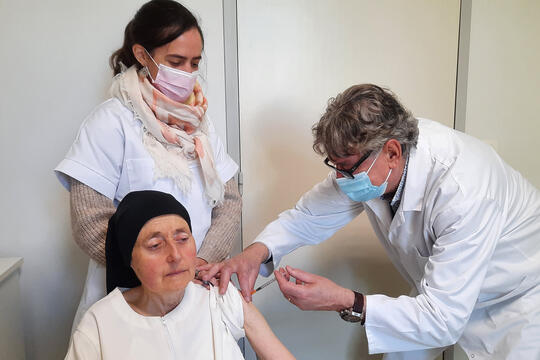 Hjemmebesøk: Den lokale apotekeren Patrick ­Berthelon tok turen til ­klosteret for å vaksinere nonnene. Her er det søster Marie des Anges som får ­stikket. Foto: Privat
