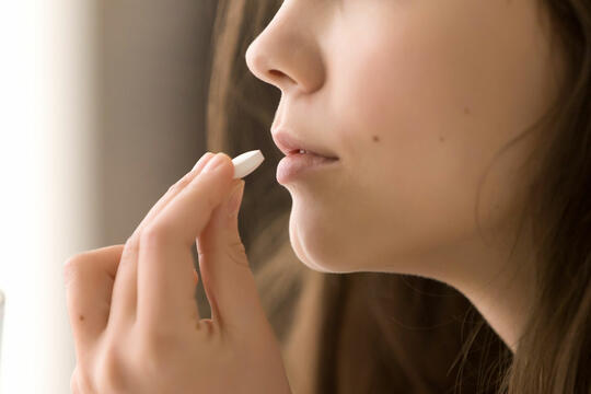 Økende bruk: Unge mennesker i Norge bruker mer reseptbelagte smertestillende medisiner enn før. Illustrasjon: Shutterstock