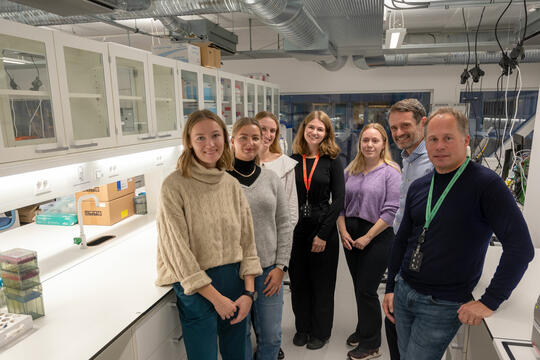 Studentforeningen for Farmasøytisk Innovasjon, SharLab og Veksthuset for livsvitenskap, helse og teknologi tilbyr farmasistudenter labplass. 