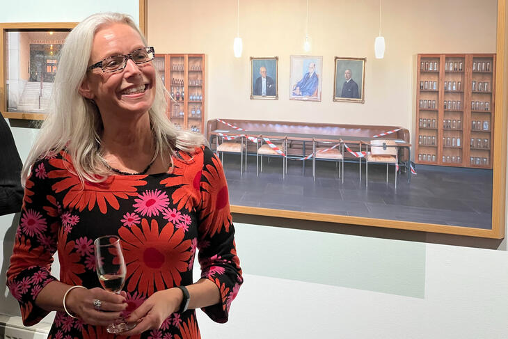 BLID KUNSTNER: Kristin Rosmo gledet seg over stor deltakelse på lanseringen av boken Funkis og formalin om farmasibygningen. 