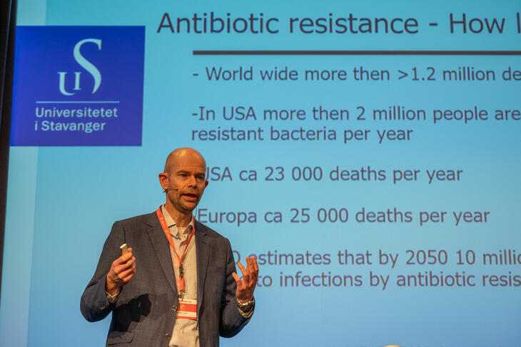 Professor Magne ­Sydnes ved Universitetet i ­Stav­an­ger forsker på antimikro­bielle molekyler som ­brytes ned raskere i sollys og som dermed gir mindre sannsynlighet for utvikling av antibiotikaresistens