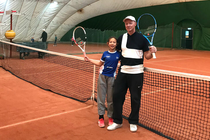 GOD TRENING: Harald Stenmark holder seg i form ved å spille tennis med datteren Embla. Foto: Privat