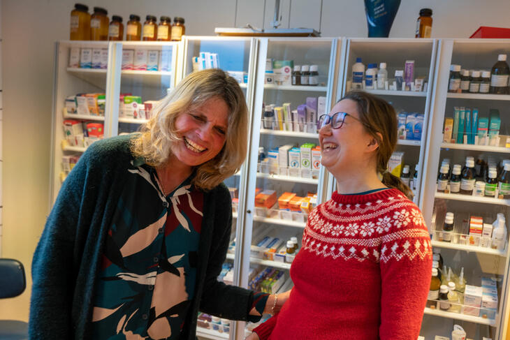 Førsteamanuensis Tonje Krogstad (til venstre) og ­stipendiat Helene ­Gombos ved Oslomet- storbyuniversitetet ­forsker på informasjonen som gis rundt reseptfrie legemidler i apoteket.