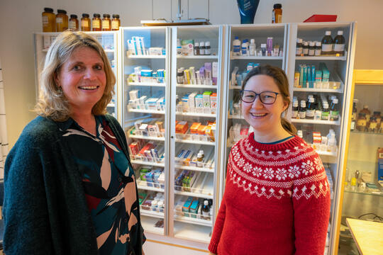 Førsteamanuensis Tonje Krogstad (til venstre) og ­stipendiat Helene ­Gombos ved Oslomet- storbyuniversitetet ­forsker på informasjonen som gis rundt reseptfrie legemidler i apoteket.