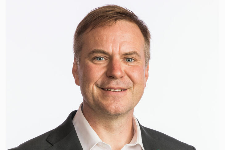 BEKYMRET FOR VARSLERE: Alfred Jens Bjørlo (V) spør om varslere i statlig eide foretak blir ivaretatt. Foto: Stortinget