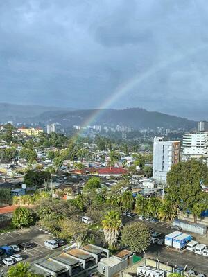 Utsikten fra hotellrommet i Addis Abeba viser store kontraster, fra høyhus til slumområder. Foto: Privat