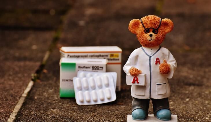 Farmasøyt-bjørn med piller