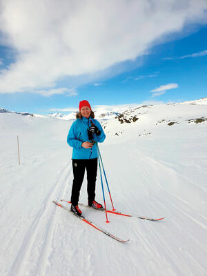 SKI OG SJØ: Karen Marie Ulshagen trives godt med ski på fjellet, her på Olefjellet, og ved havet, her ved Gjendesheim. 