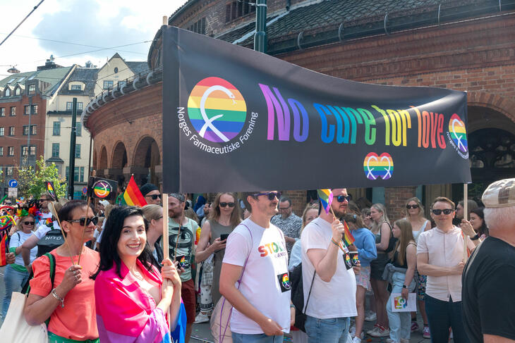 Era Gruda under Oslo Pride 2023 med Farmaceutenes fane No cure for love