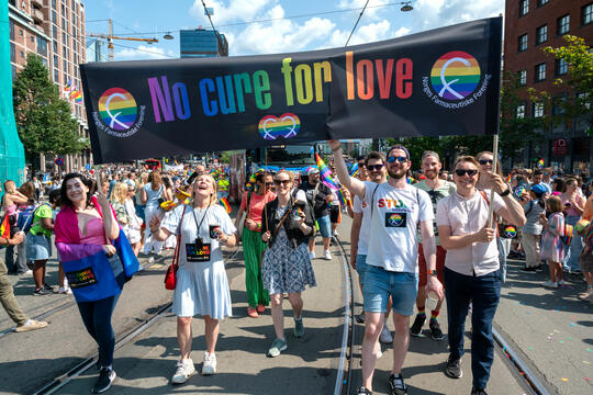 Farmasøyter under Oslo Pride 2023 med Farmaceutenes fane No cure for love