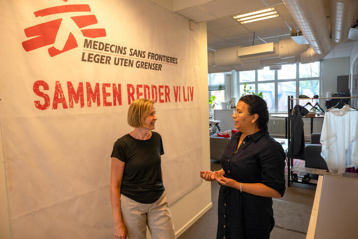 Sykepleier og feltarbeider Yngvil Breivik og Outreach and Employer Branding Manager, Michelle Hallstrøm, i Leger uten grenser snakker sammen under logoen til Leger uten grenser