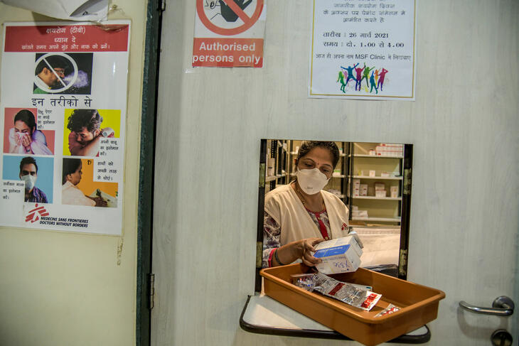Farmasøyt leverer ut legemidler fra et av Leger uten grenser sine apotek i India. 