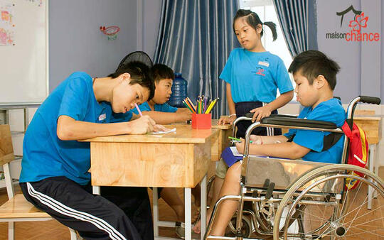 Handicappede vietnamesiske barn i klasserom