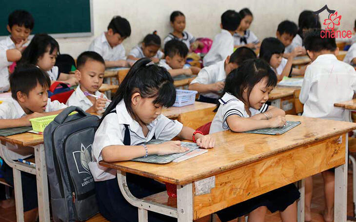 Vietnamesiske barn i klasserom