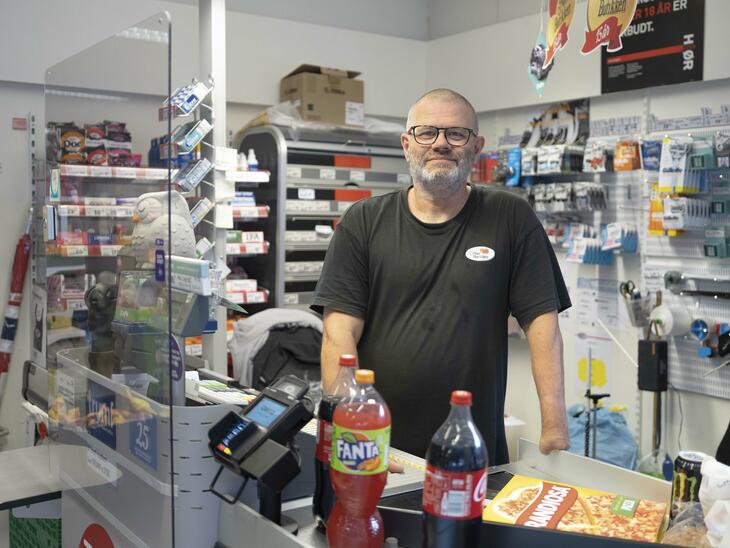 ­Assisterende butikksjef Roger Gjessing hos Nærbutikken Brandsfjord mener han har gode rutiner for mottak og utlevering av medisinpakker. Foto: Kristin Rosmo