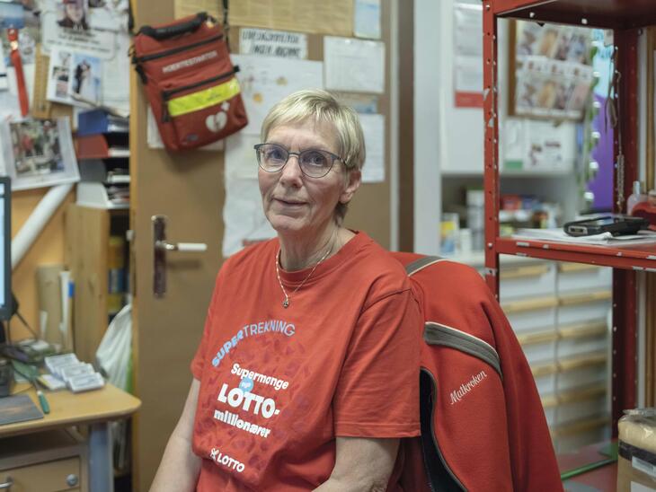 Torhild Monkan er daglig leder på «Enka» på Bessaker. Hun har god kontakt med apoteket, og leverer i snitt ut fire til seks medisinpakker i uken. Foto: Kristin Rosmo