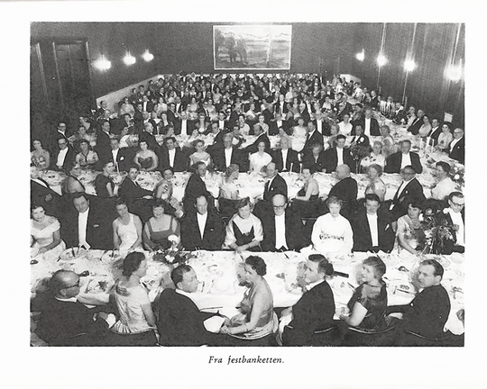 Festkledde deltakere på festbanketten til 100 års jubileet i 1958