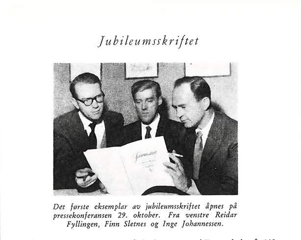 Tre foreningsmenn åpner det første eksemplar av jubileumstidsskriftet på pressekonferansen 1958