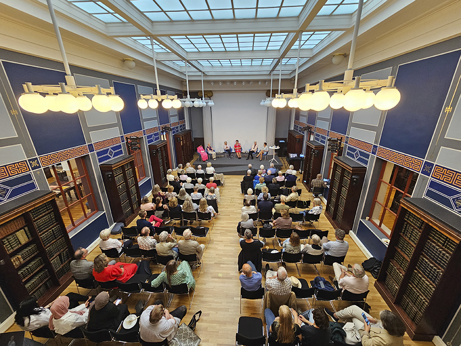 Publikum i fullsatt sal i UiOs Domus Bibliotheca.