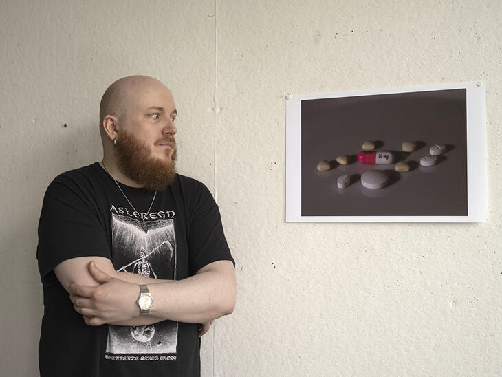 Aage A. Mikalsen bruker ofte egne medisiner som materiale i sine kunstverk. Her ved sitt fotografi «Self-portrait (The Corona Diet)» (2020).