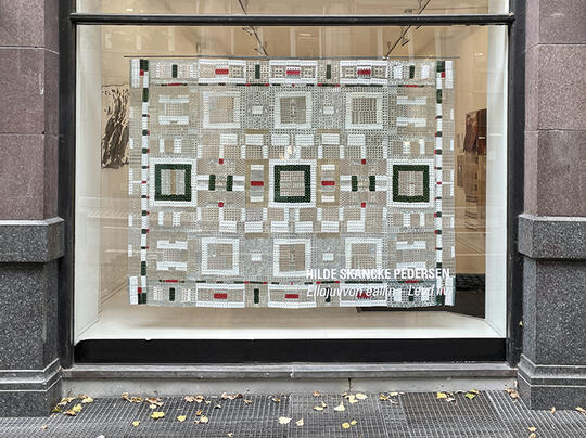 «Magic carpet» dekket neste hele vinduet i SOFT galleri i Oslo høsten 2022, som en del av utstillingen «Ellojuvvon eallin – Levd liv». Kunstverket måler 2,47 x 1,85 m. Foto: Kristin Rosmo