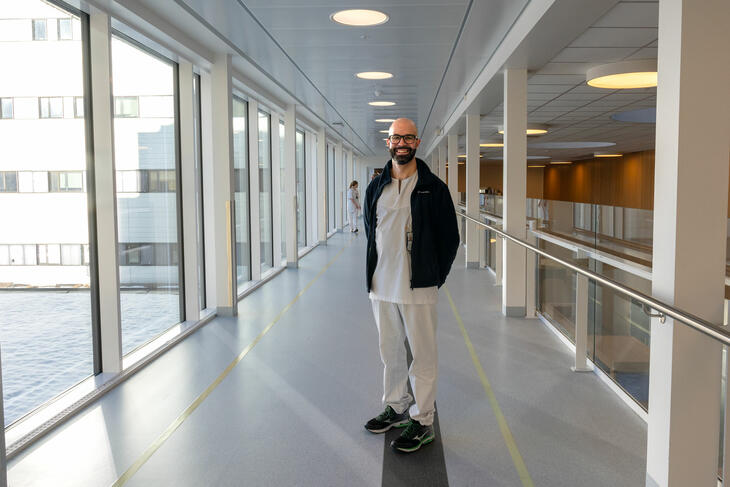 Overlege på alderspsykiatrisk seksjon ved Sykehuset Østfold, Enrico Callegari, smiler.  