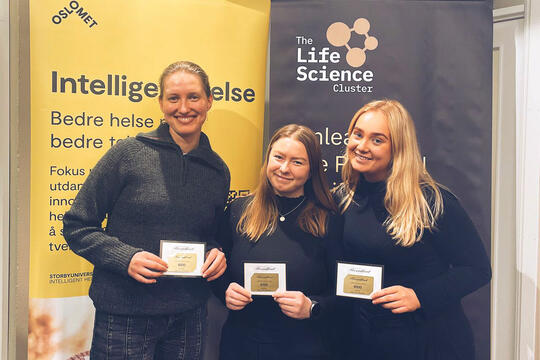 Farmasistudent Sofie Gangsø (til høyre) og entreprenørskapsstudentene Thelma Annweiler (til venstre) og Emilie Teige smiler på seierspallen.