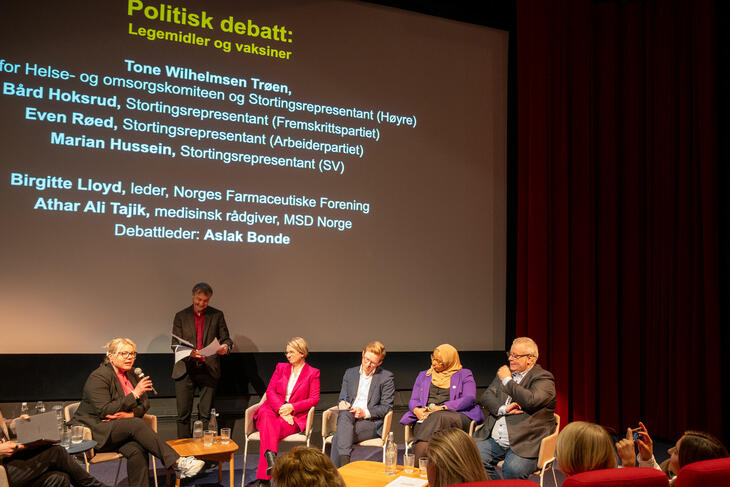Leder i Farmaceutene, Birgitte Lloyd, Tone Wilhelmsen Trøen (Høyre),  Even Røed (Arbeiderpartiet), Marian Hussein (SV) og Bård Hoksrud (Fremskrittspartiet)